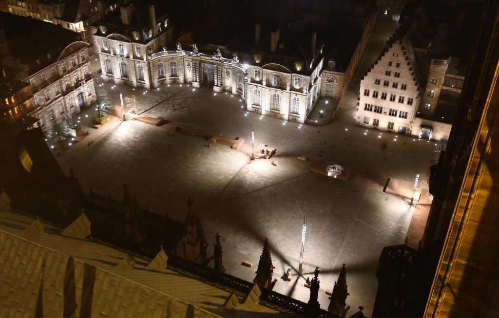 Place du chateau de nuit depuis cathédrale