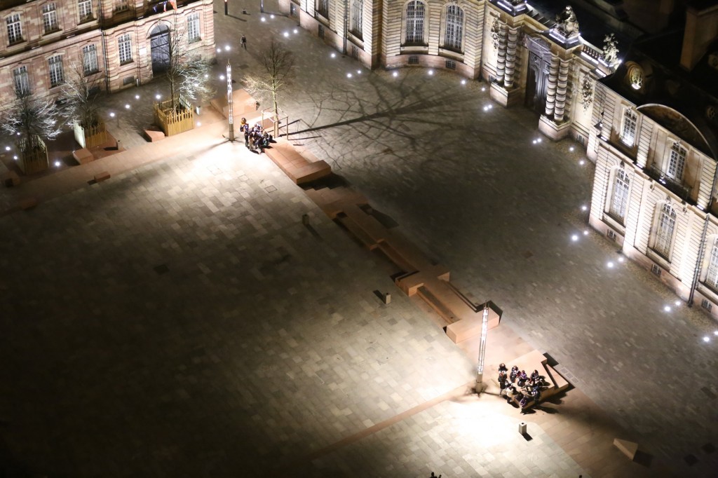 place du chateau de nuit depuis cathédrale