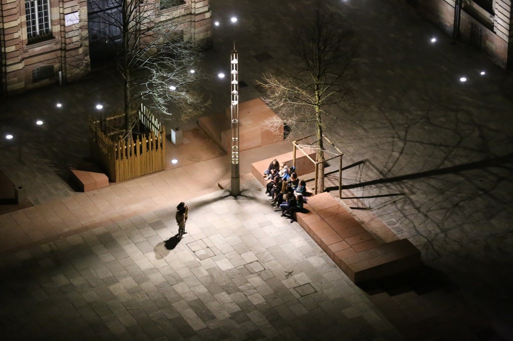 Place du chateau de nuit depuis cathédrale