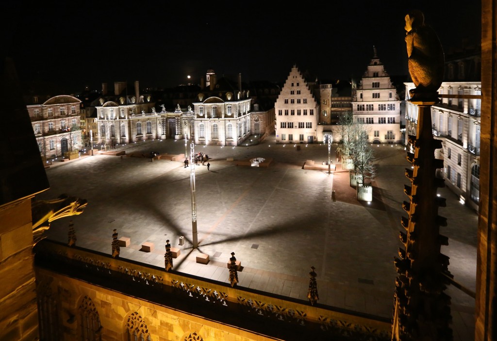 Place du chateau de nuit depuis cathédrale