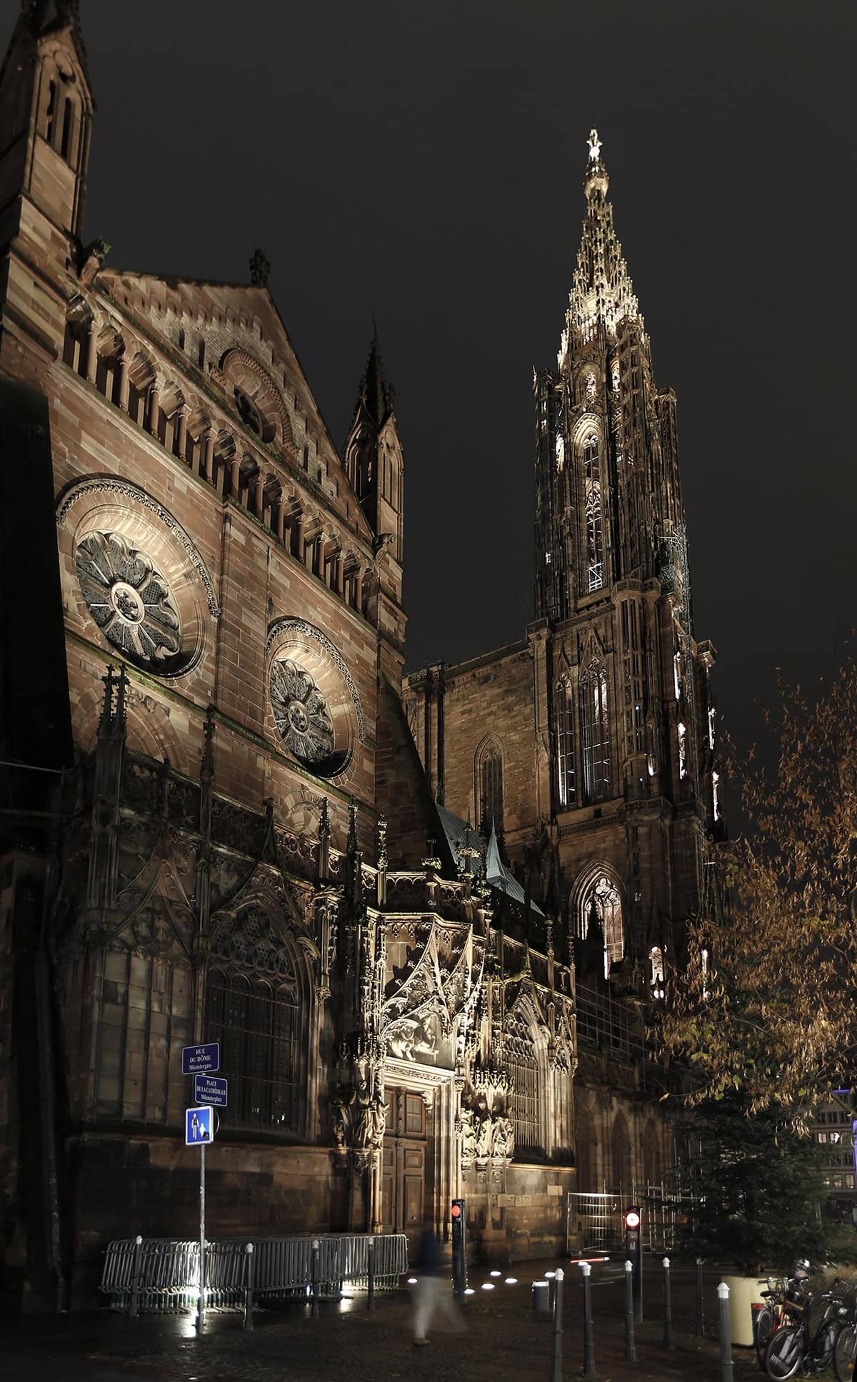 Portail Saint-Laurent de la Cathédrale Notre-Dame de Strasbourg illuminée la nuit, mise en lumière L'Acte Lumière, IALD Award of Excellence 2017