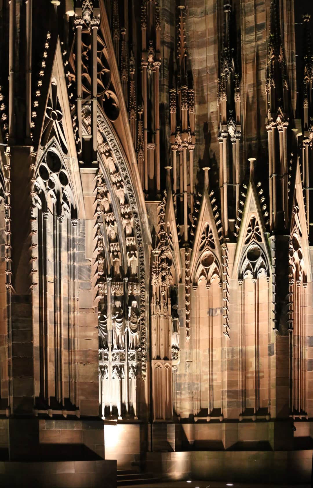 Détail des portails et sculptures gothiques éclairés, Cathédrale Notre-Dame de Strasbourg, conception lumière Jean-Yves Soetinck