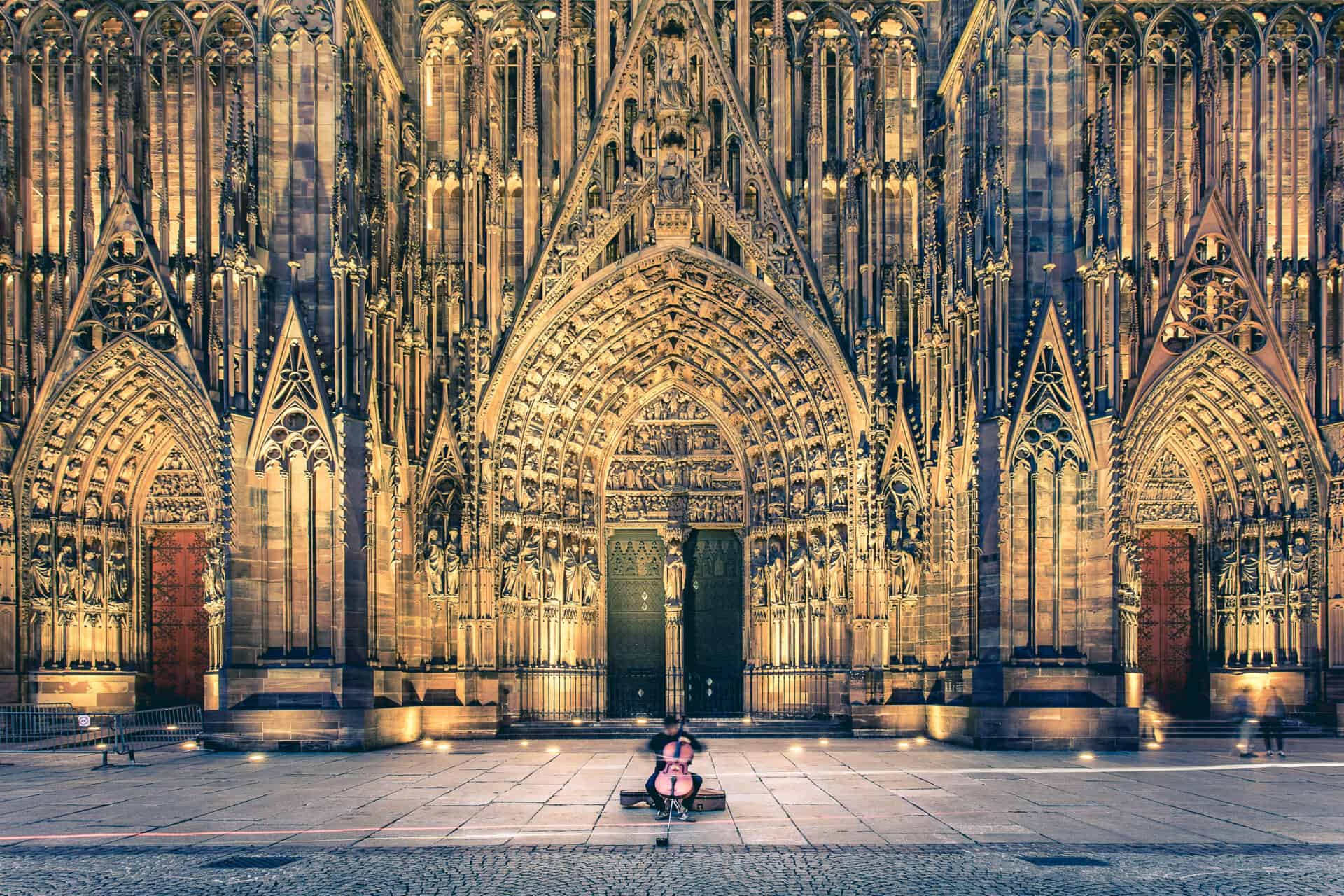Mise en lumière de la façade occidentale de la Cathédrale Notre-Dame de Strasbourg, conception lumière Jean-Yves Soetinck, L'Acte Lumière
