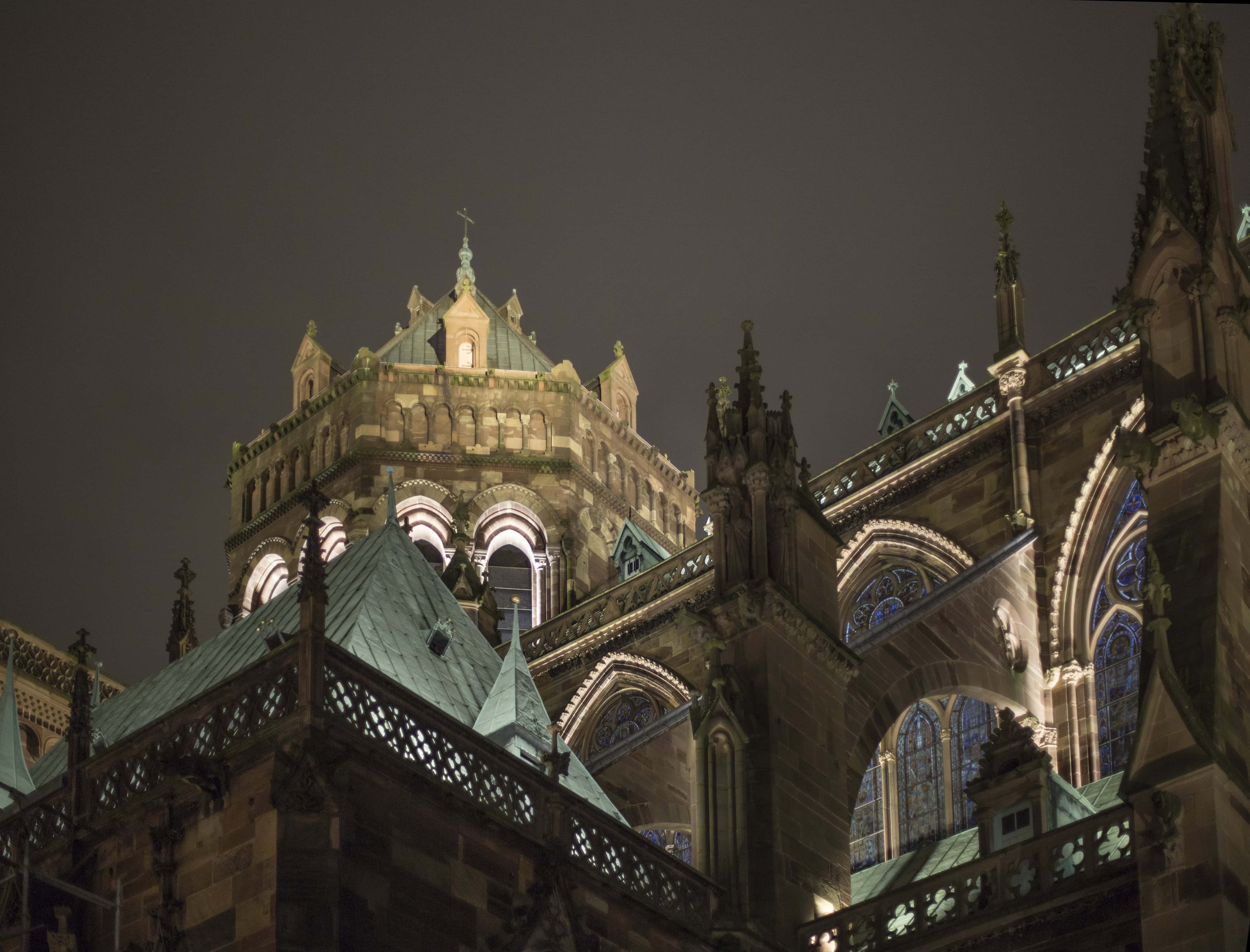 Tour Klotz et contreforts de la Cathédrale Notre-Dame de Strasbourg éclairés la nuit, gradient chromatique 2700K, coté nord, conception lumière Jean-Yves Soetinck
