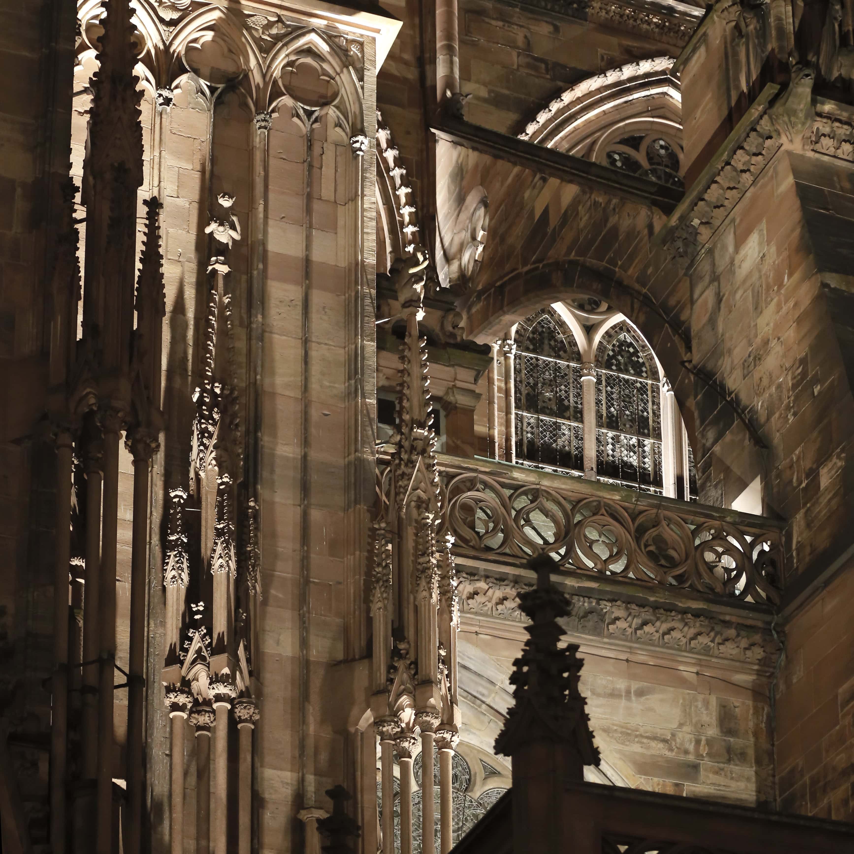 Détail des galeries nef et fenêtres gothiques éclairées, Cathédrale Notre-Dame de Strasbourg, mise en lumière L'Acte Lumière