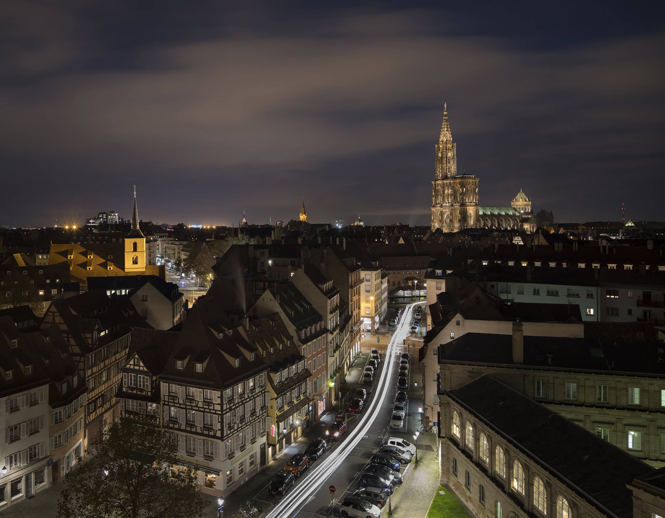 Panorama nocturne de Strasbourg avec la flèche de la Cathédrale Notre-Dame illuminée, Plan Lumière Grande Île UNESCO, L'Acte Lumière