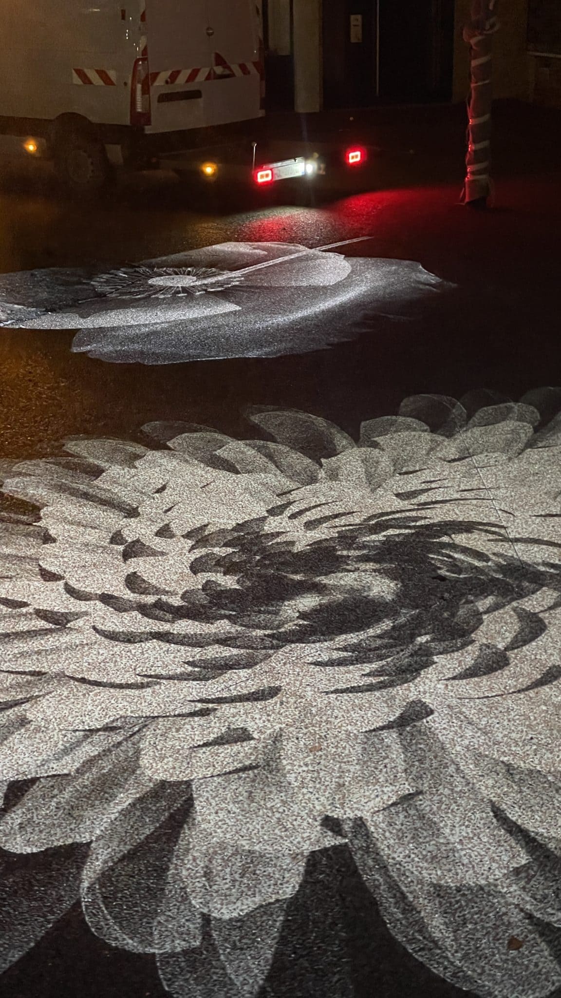 Contraste lumière gobo et végétation, place du Commerce Plaisir — L'Acte Lumière
