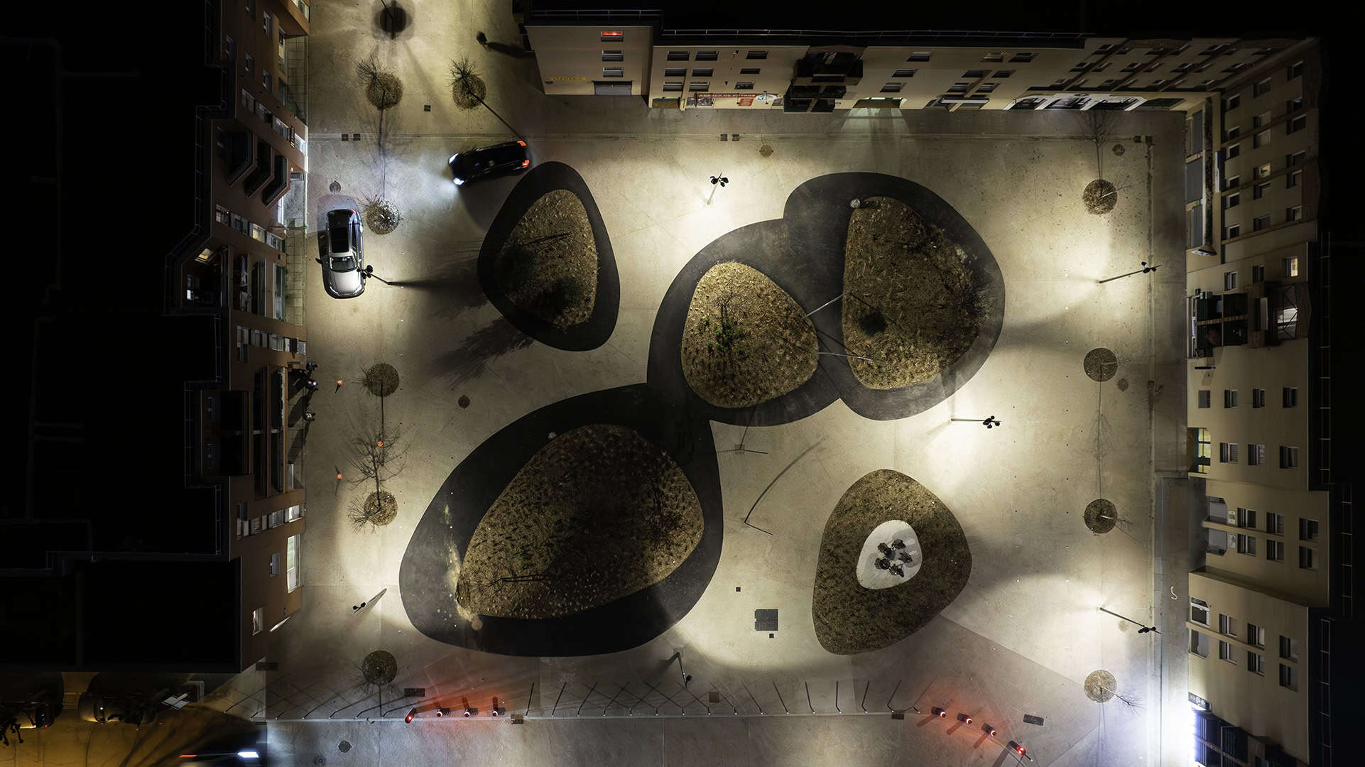 Vue Drone de la place du Commerce Eclairage sécuritaire blanc, Plaisir — conception lumière L'Acte Lumière