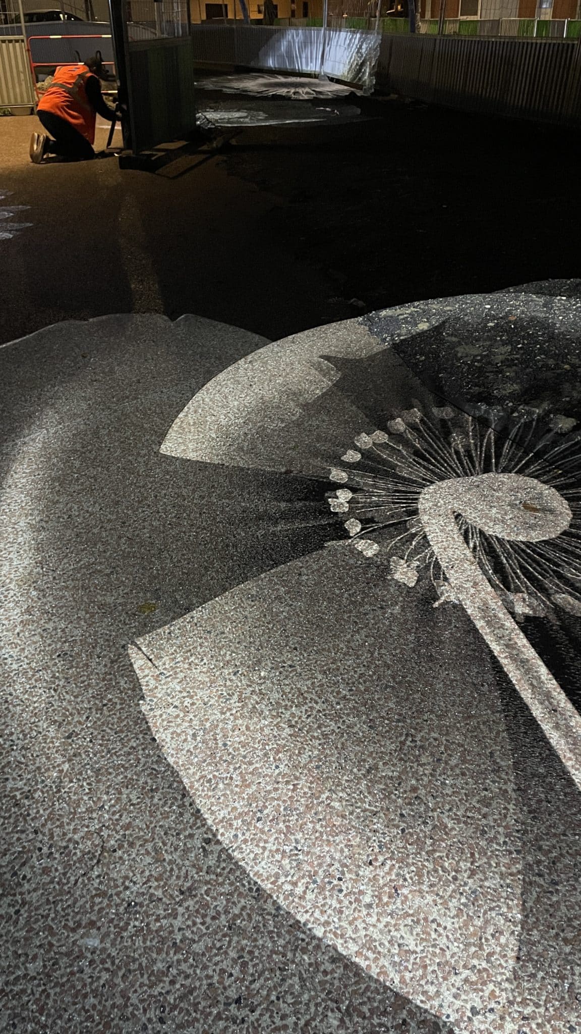 Contraste lumière gobo et végétation, place du Commerce Plaisir — L'Acte Lumière