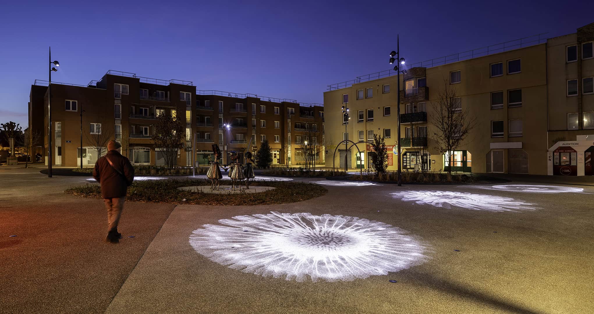 Efflorescences gobos Selux sur le sol de la place du Commerce, Plaisir — conception lumière L'Acte Lumière