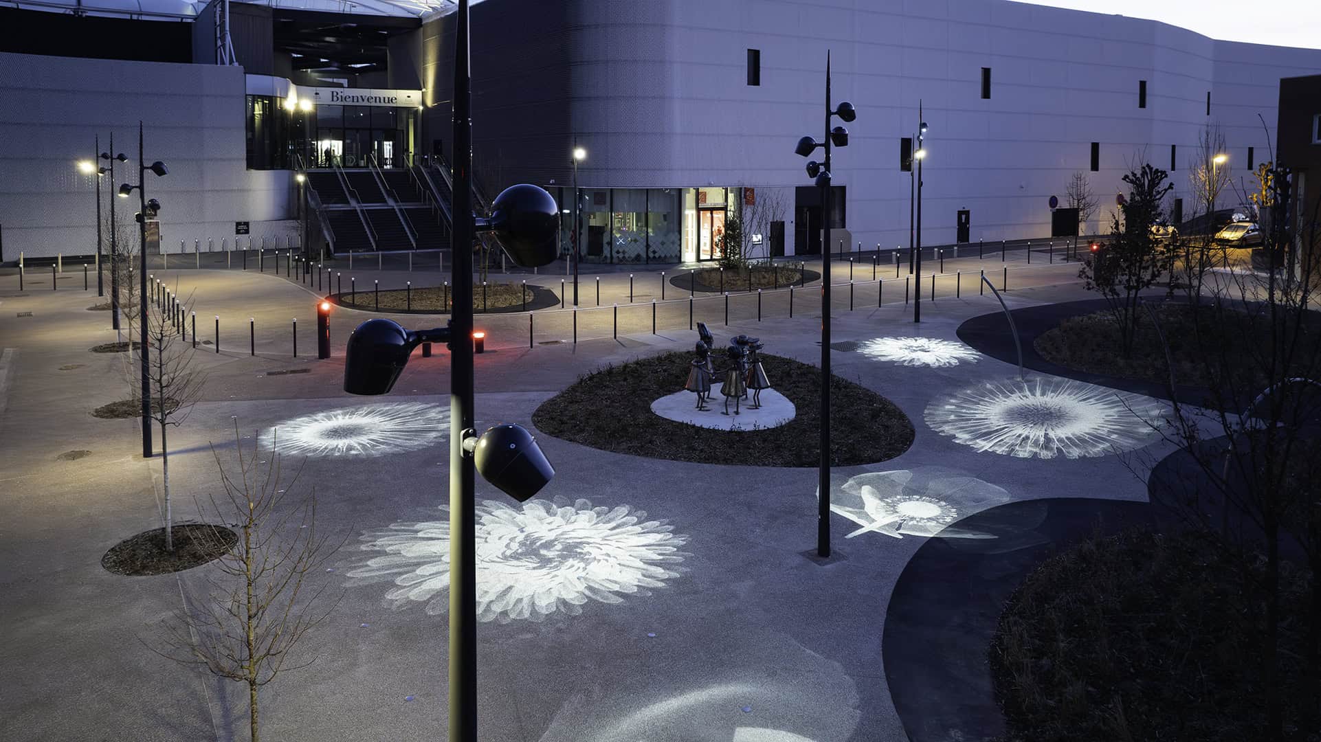 Efflorescences gobos Selux sur le sol de la place du Commerce, Plaisir (78) — conception lumière L'Acte Lumière