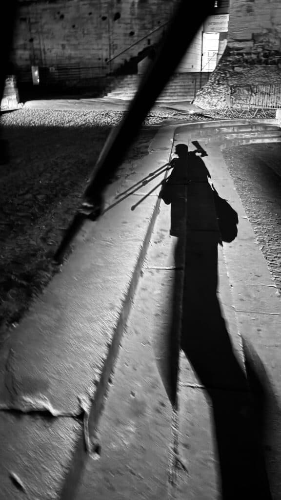 Ombre allongée sur les escaliers, Place du Palais des Papes d'Avignon, chantier nocturne.
