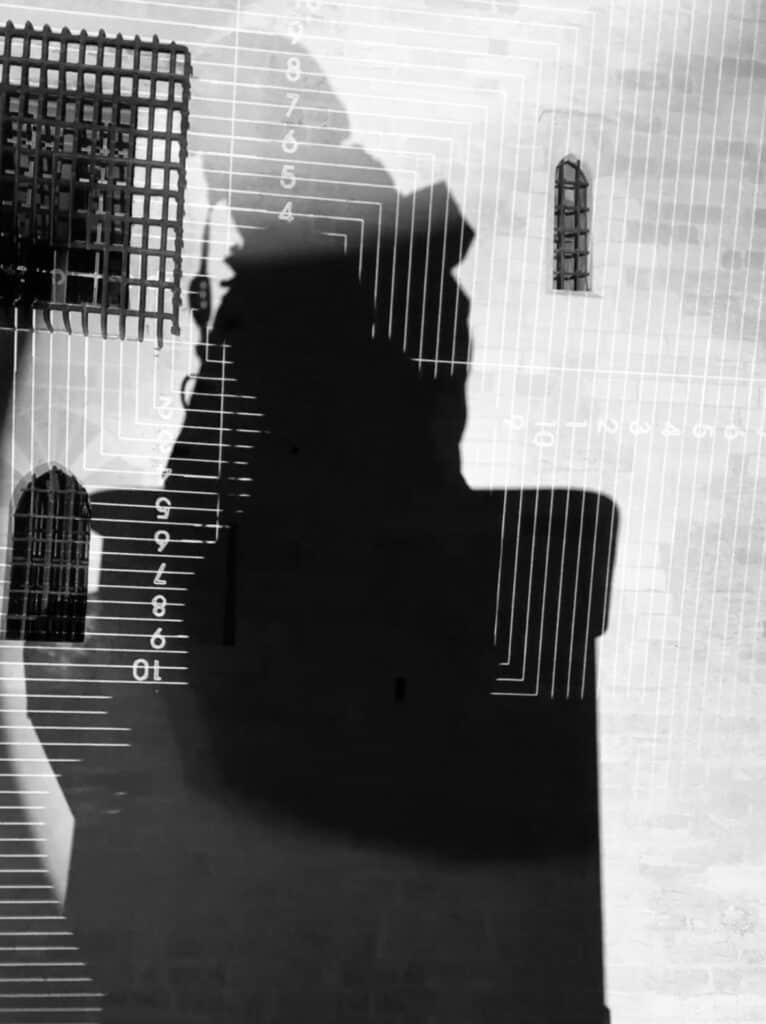 Ombre portée du concepteur sur une mire de calage projeté sur la façade du Palais des Papes d'Avignon.