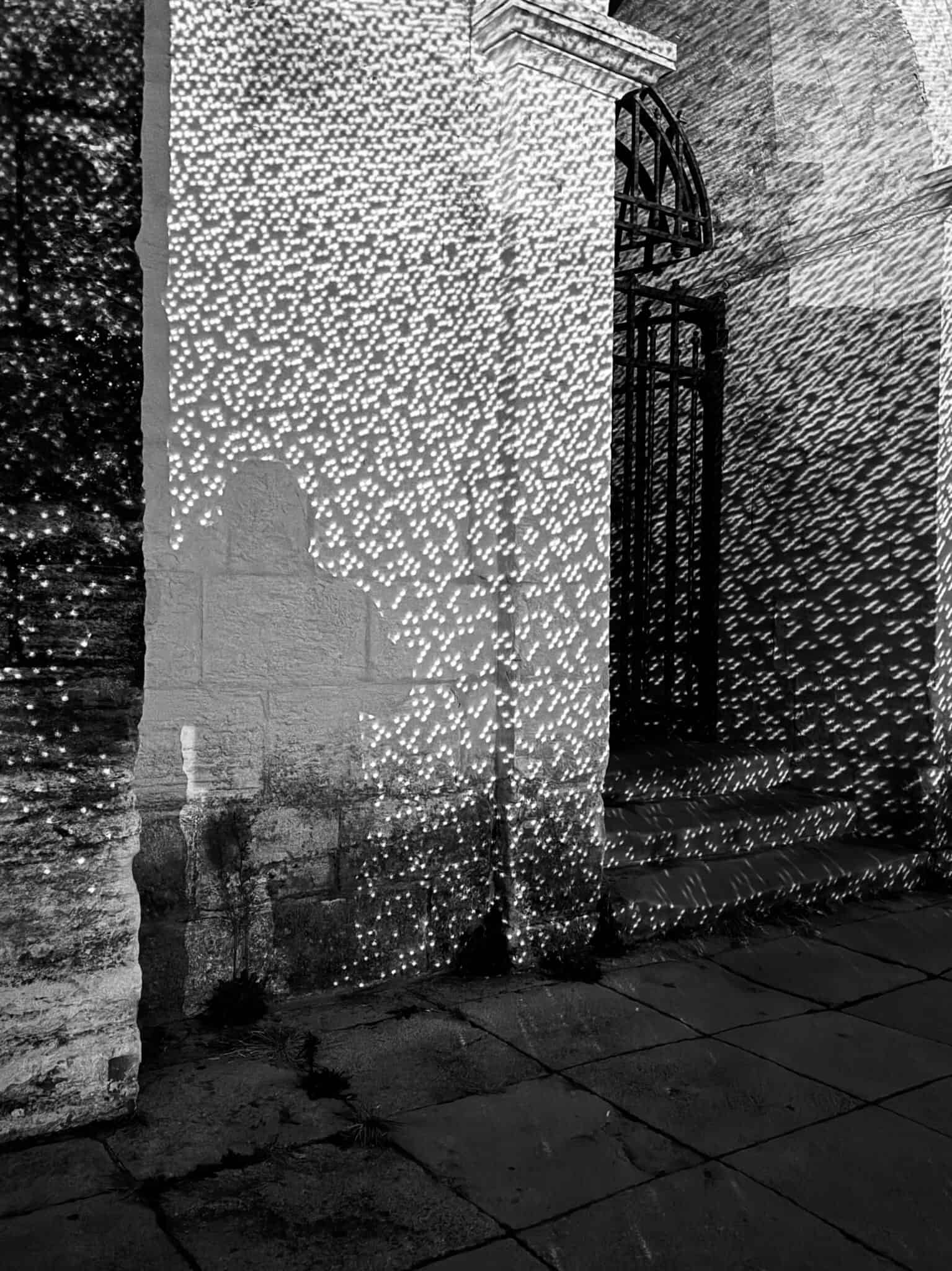 Test de gobo sur mur de pierre du Palais des Papes d'Avignon, étude de textures lumineuses avant floutage.