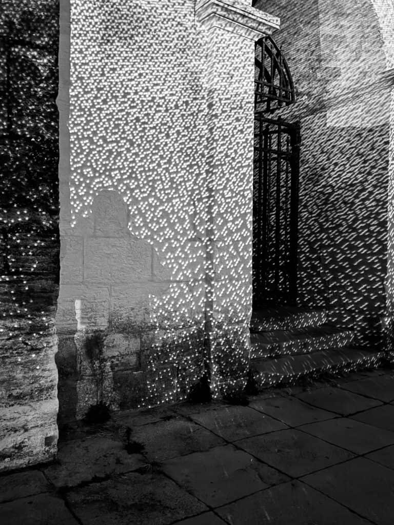 Test de gobo sur mur de pierre du Palais des Papes d'Avignon, étude de textures lumineuses avant floutage.