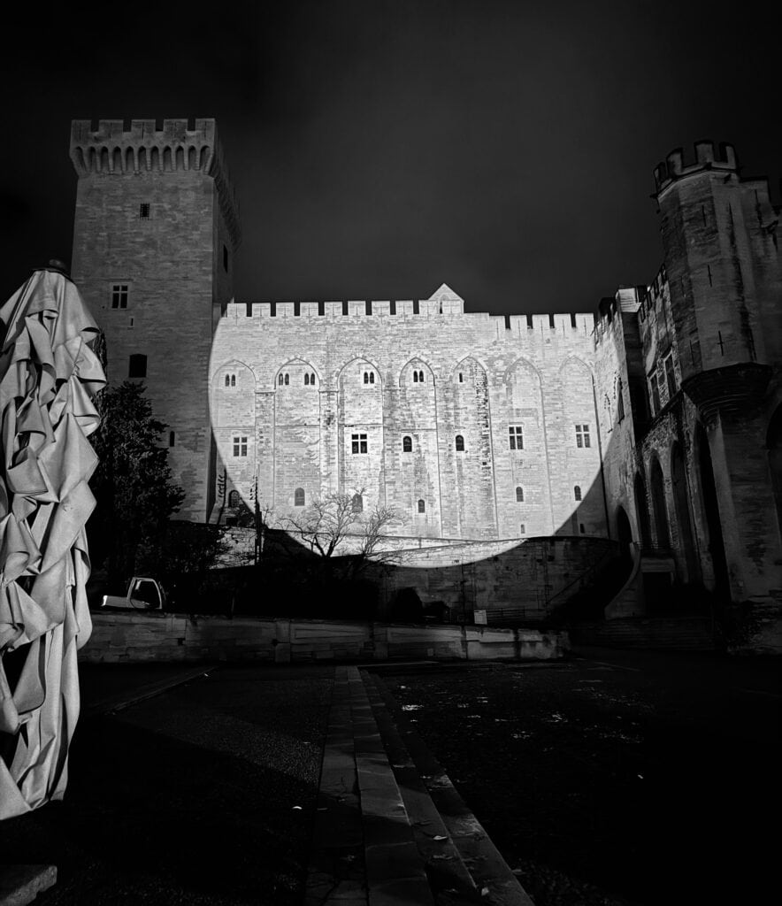 Façade du Palais Vieux d'Avignon éclairée en cercle par gobo.