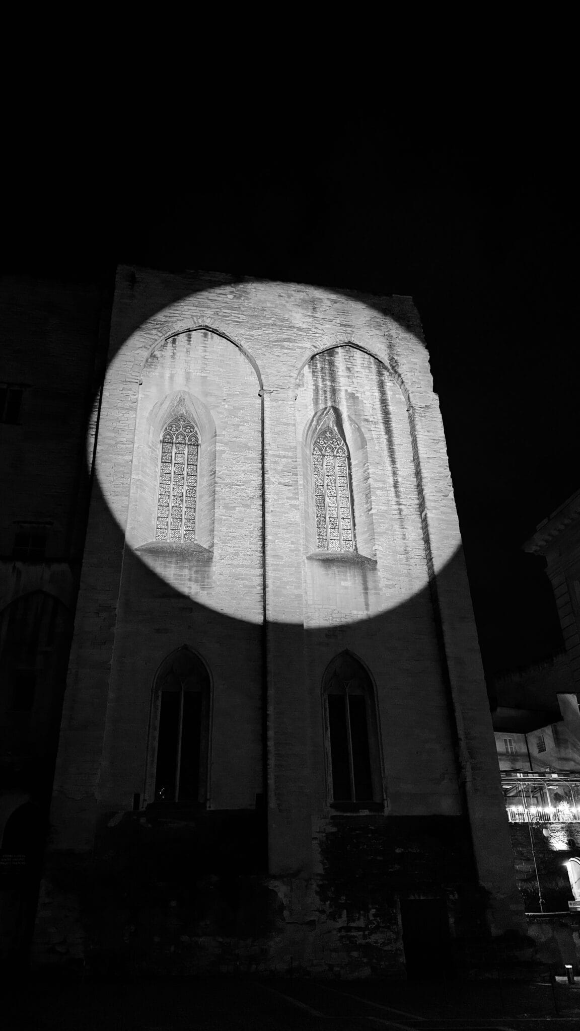 Test de cadrage, projection du gobo sur deux fenêtres de la Chapelle Clement VI du Palais des Papes d'Avignon, test de cadrage.