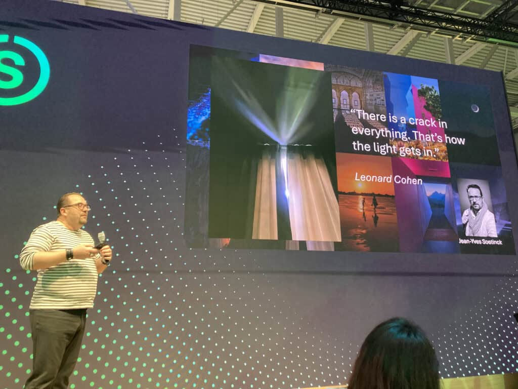 BucketList - Jean-Yves Soetinck au micro devant sa BucketList projetée
