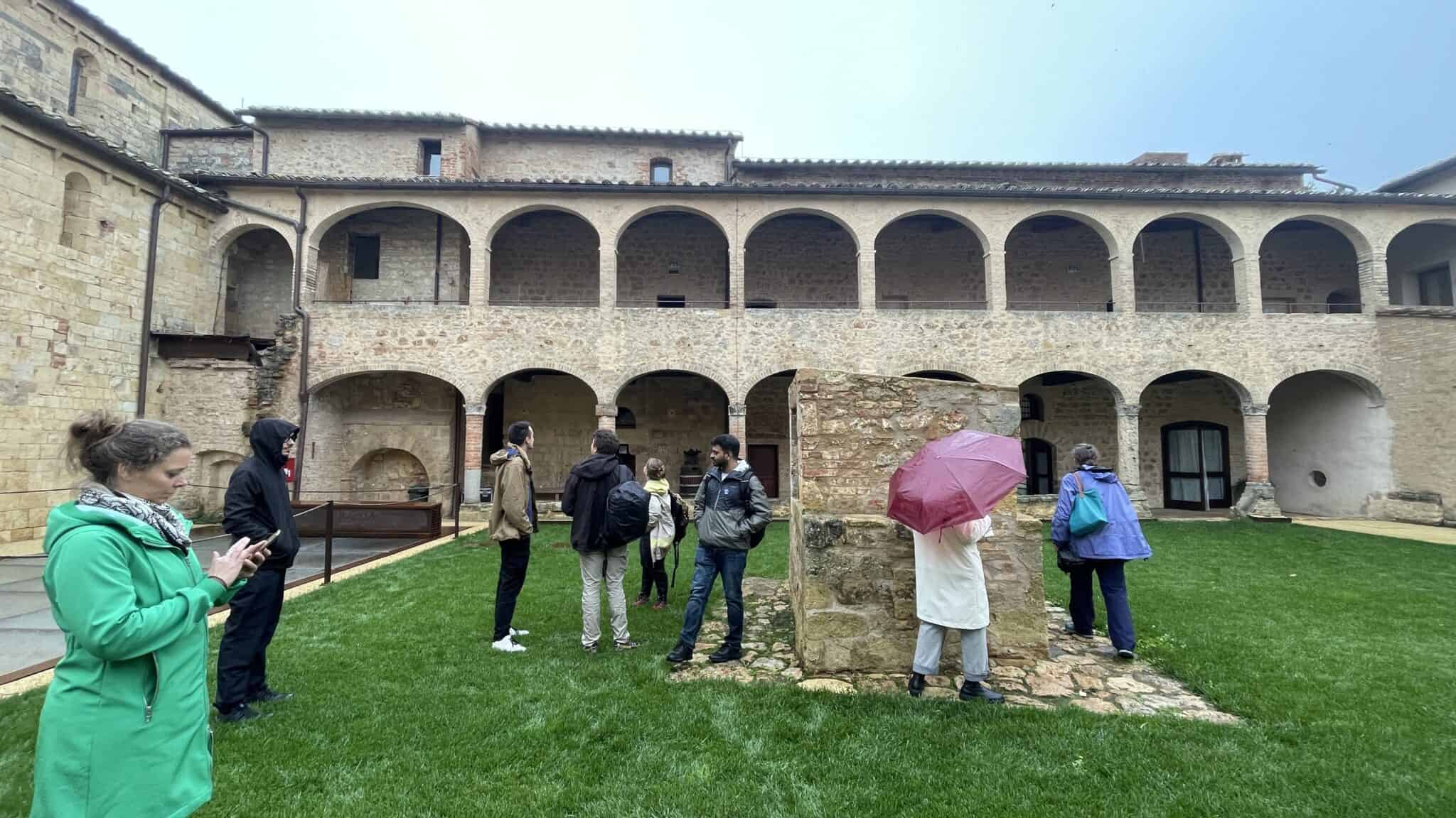 Le cloître d'Abbadia a Isola de jour, l'équipe de concepteurs lumière sous la pluie, Going Dark 2024