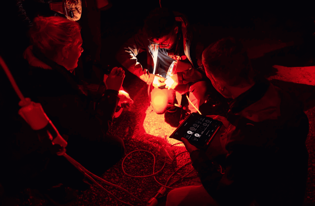Concepteurs lumière réglant un projecteur via tablette Casambi de nuit, workshop Going Dark 2024