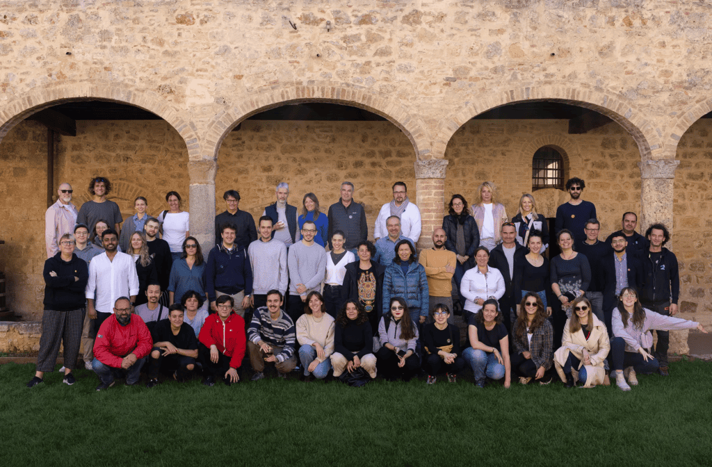 Photo de groupe des participants du workshop Going Dark 2024, cloître d'Abbadia a Isola, Toscane