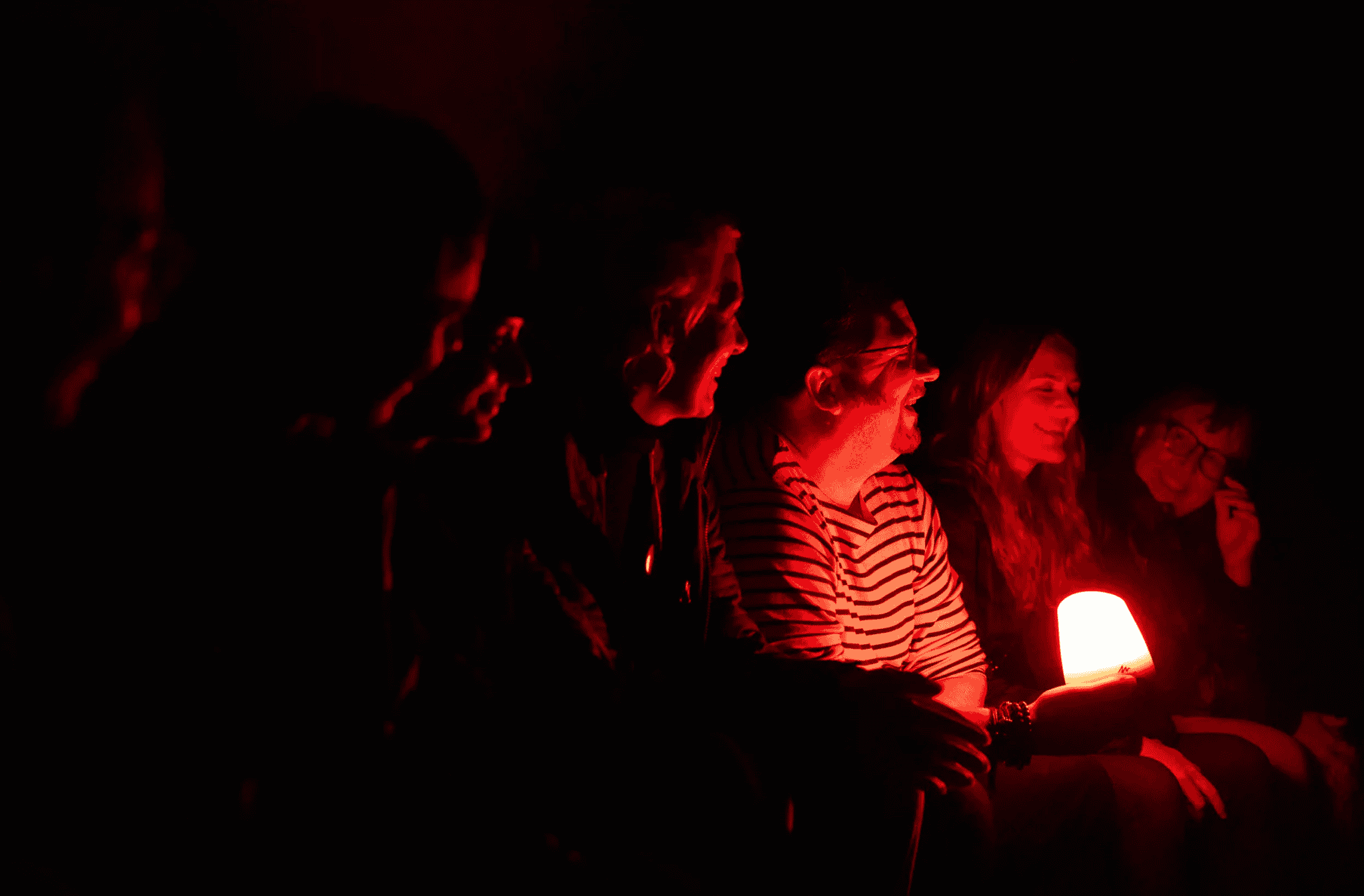 Participants du workshop Going Dark 2024 éclairés en rouge lors de la présentation initiale, Abbadia a Isola