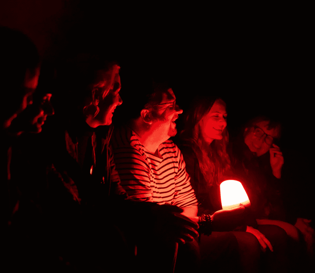 Participants du workshop Going Dark 2024 éclairés en rouge lors de la présentation initiale, Abbadia a Isola