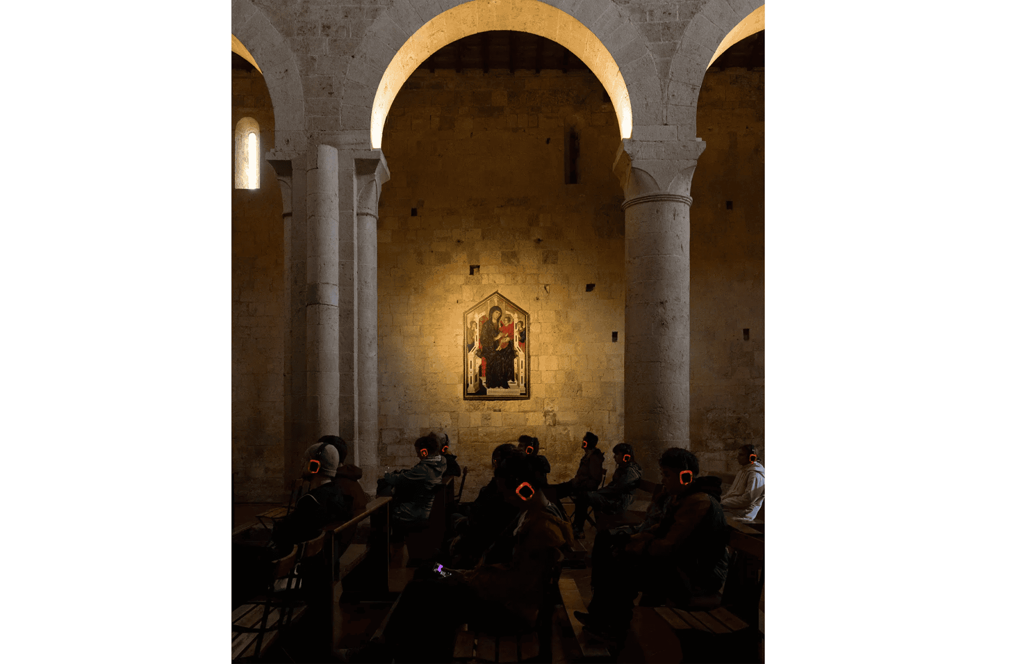 Participants en casques rouges dans l'abbaye d'Abbadia a Isola, icône illuminée, Going Dark 2024