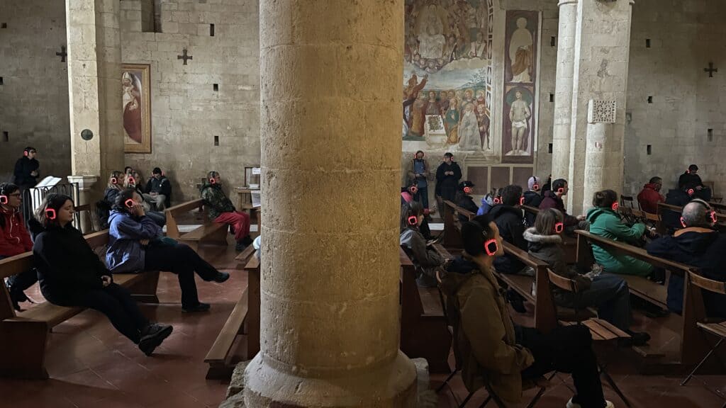 Les participants casque sur les oreilles ecoutent en silence.