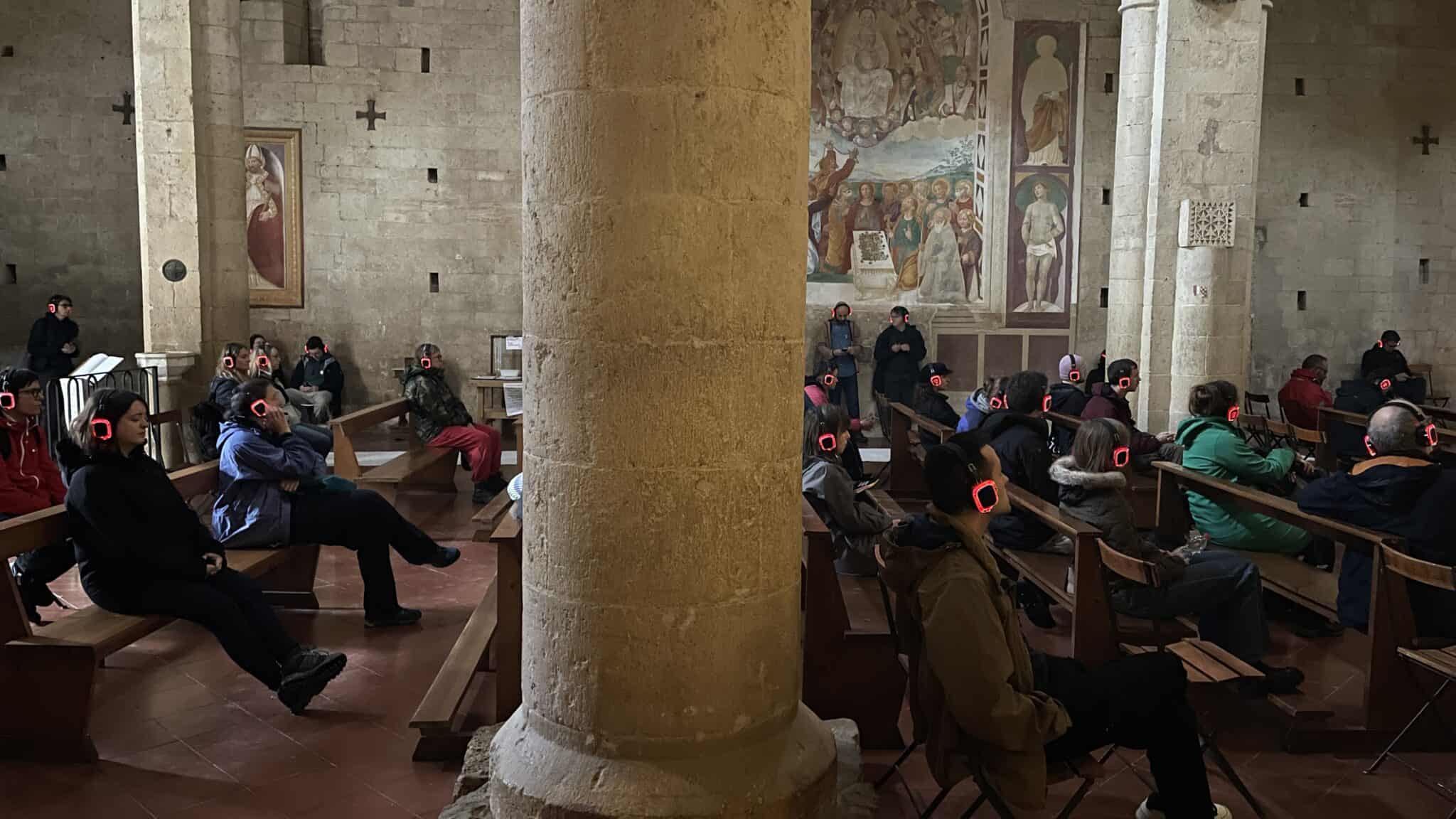 Les participants casque sur les oreilles ecoutent en silence.