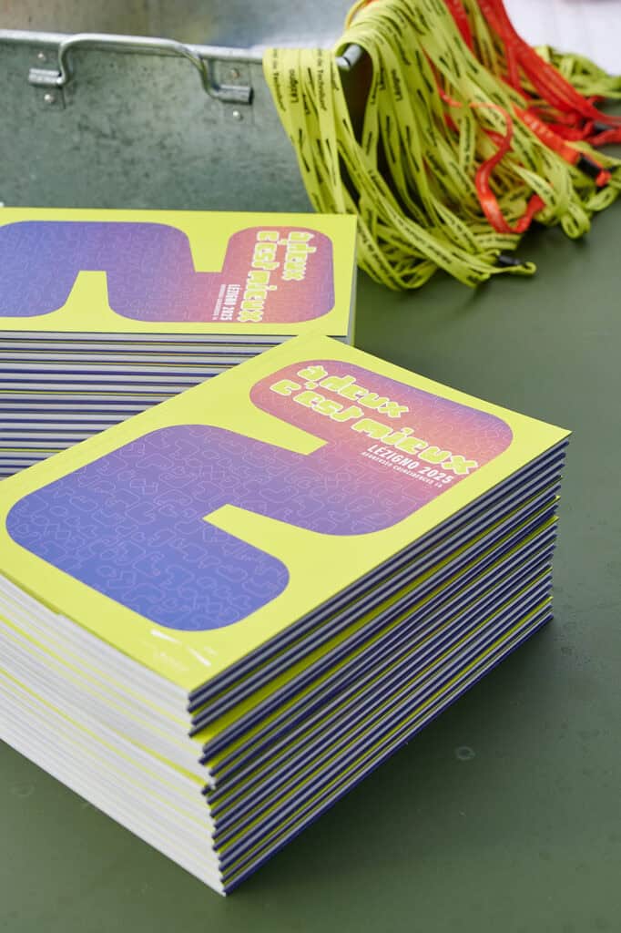 Livret de la conférence À 2 c'est mieux et lanyards de l'édition HC16 des Heureuses Coïncidences à Lézigno