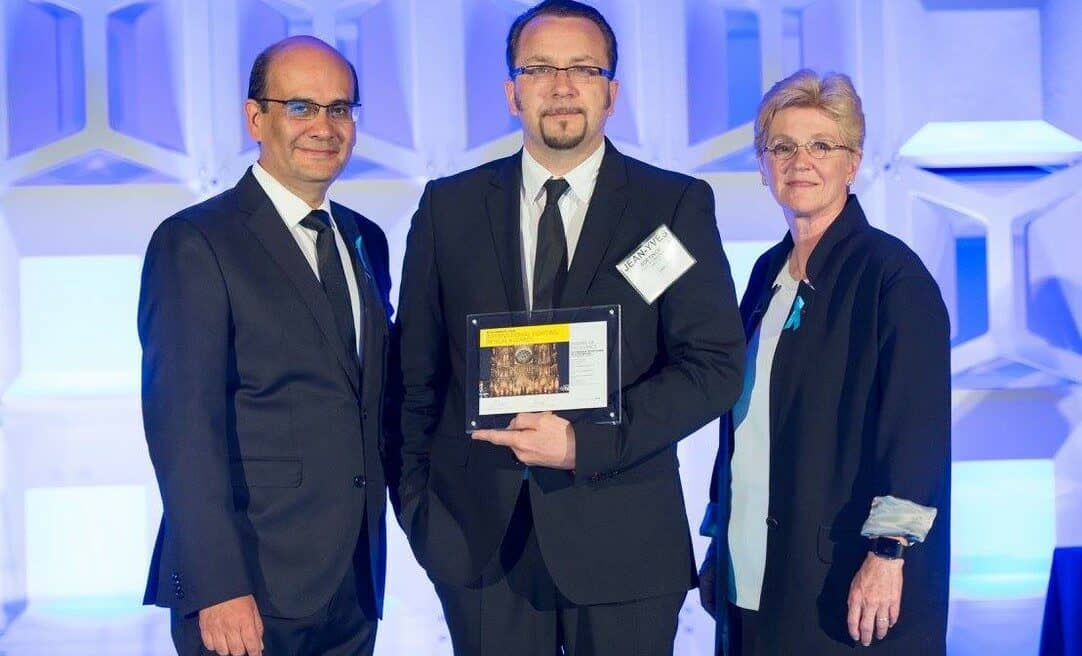 Jean-Yves Soetinck receiving the IALD Award of Excellence 2017 for the lighting design of Strasbourg Cathedral, L'Acte Lumière.