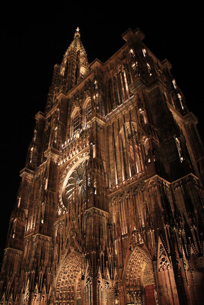 Cathédrale Notre-Dame de Strasbourg, vue latérale en pleine page, mise en lumière par Jean-Yves Soetinck, L'Acte Lumière.