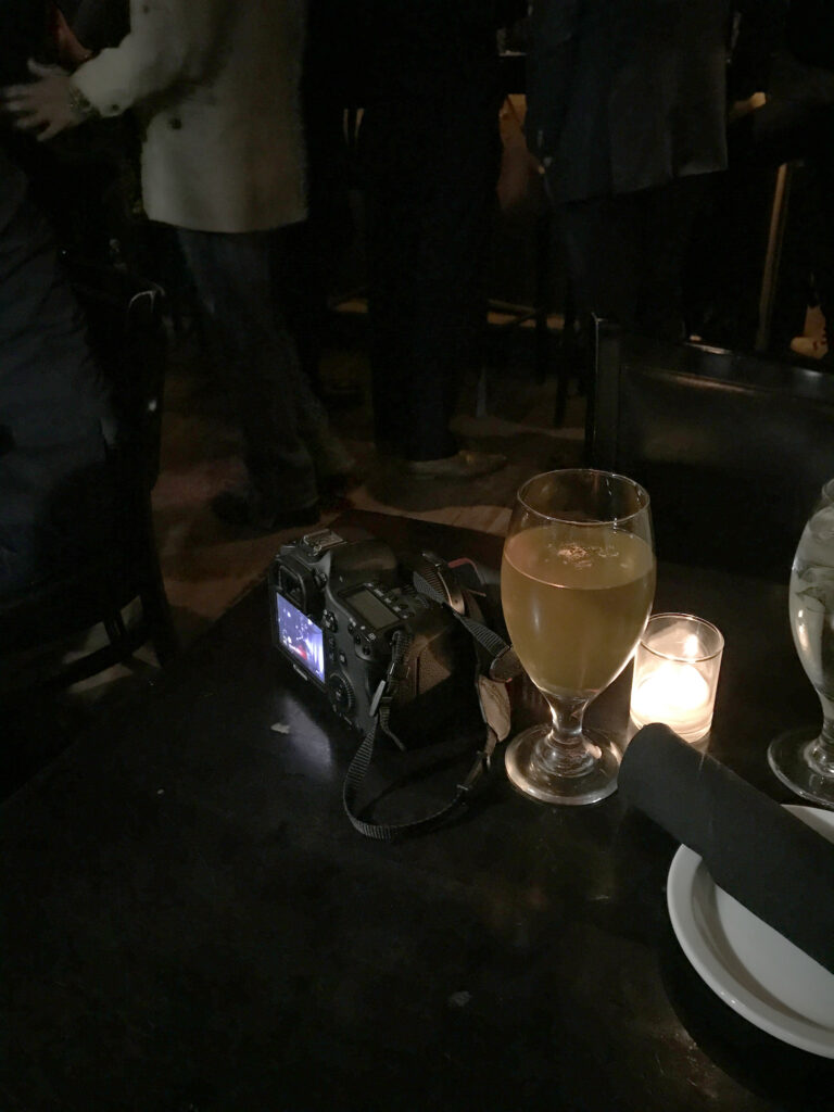 Fin de promenade nocturne, appareil photo et verre de vin, TIME Club Philadelphia.