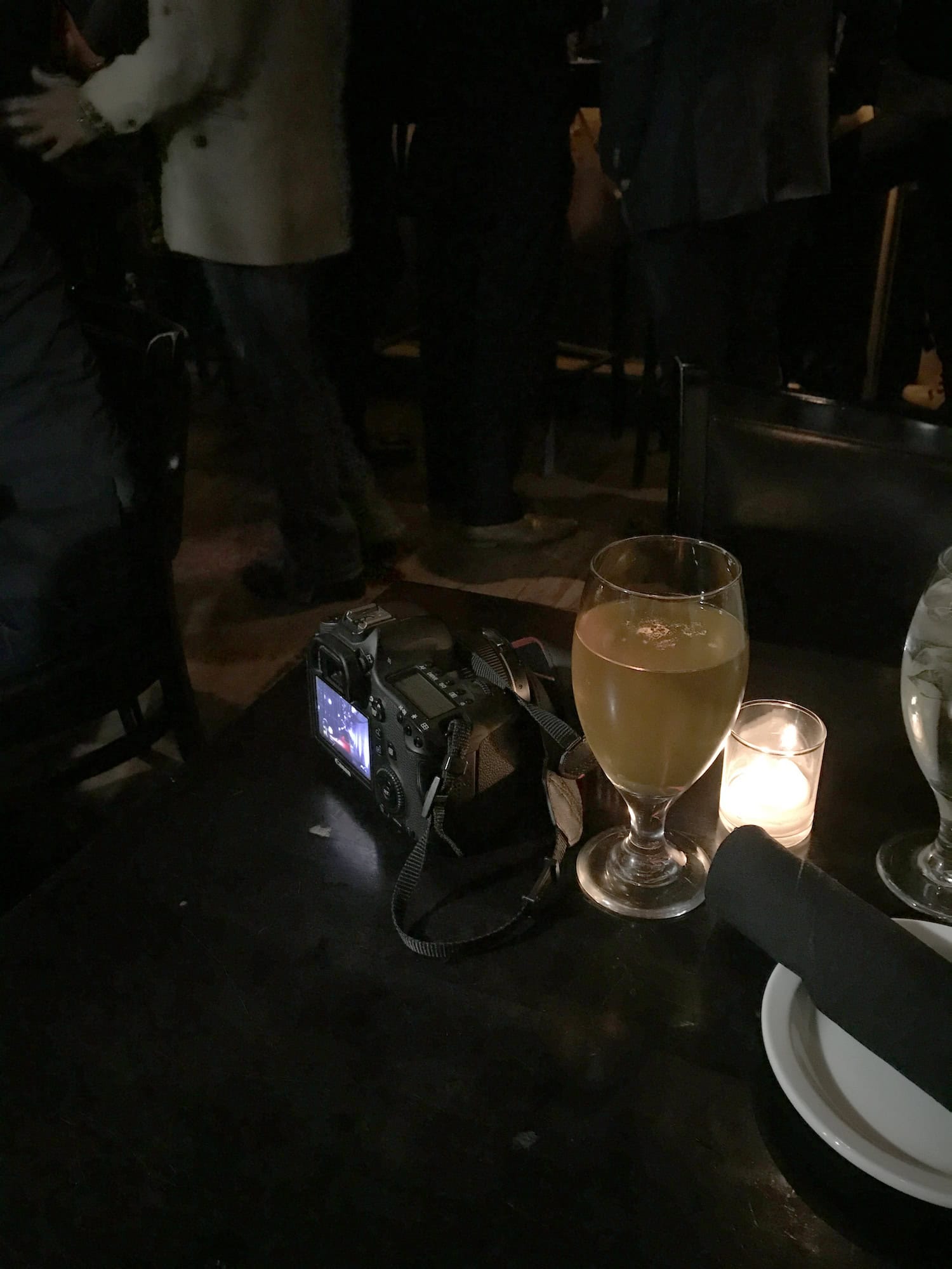 Fin de promenade nocturne, appareil photo et verre de vin, TIME Club Philadelphia.