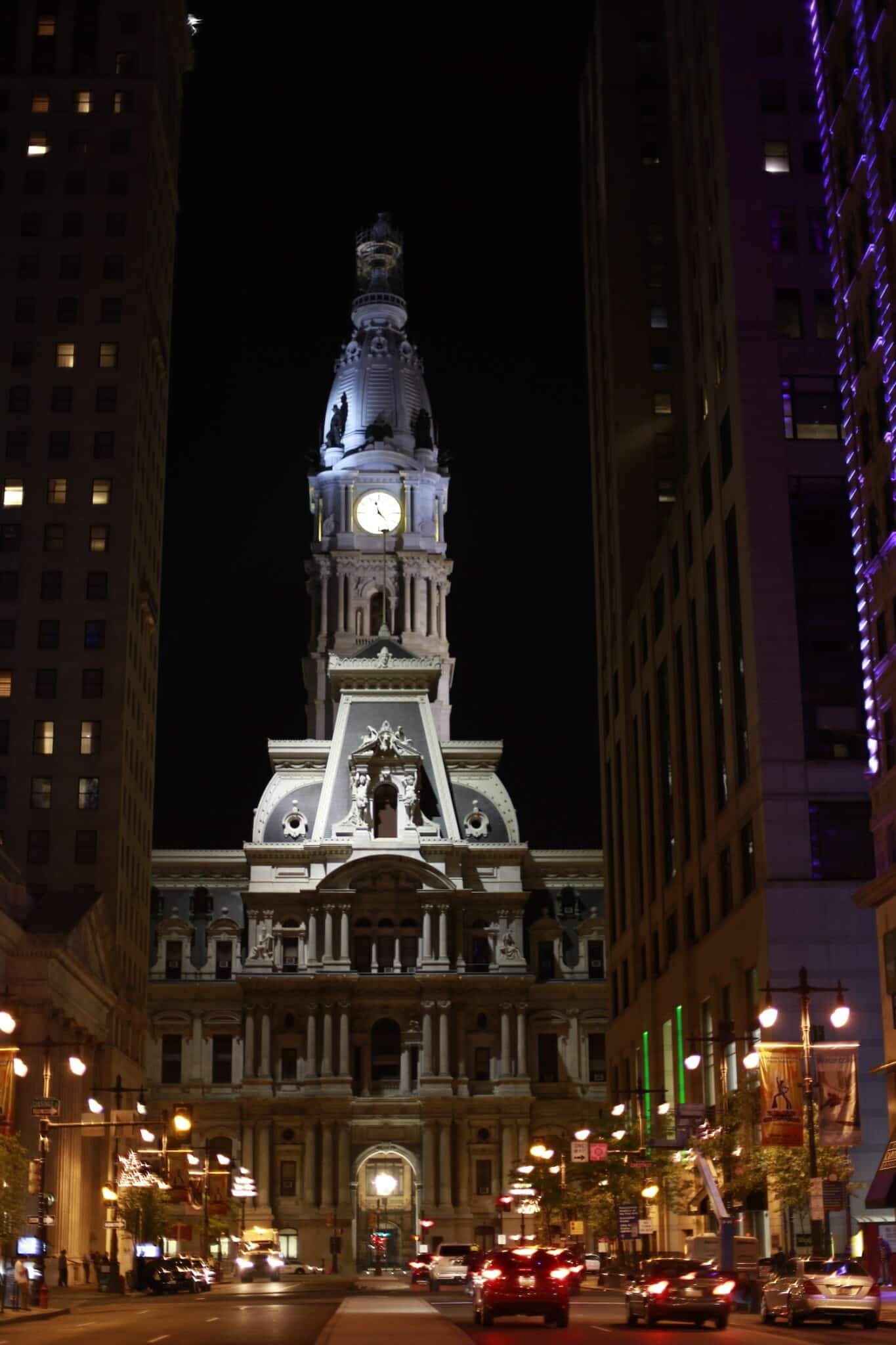 Philadelphia City Hall illuminé de nuit, lumière zénithale froide, Broad Street, mai 2017.