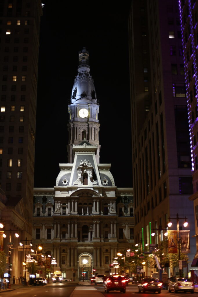 Philadelphia City Hall illuminé de nuit, lumière zénithale froide, Broad Street, mai 2017.