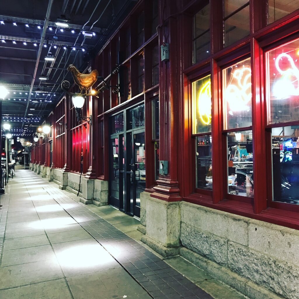 Façade nocturne de Reading Terminal Market, Philadelphia, mai 2017.