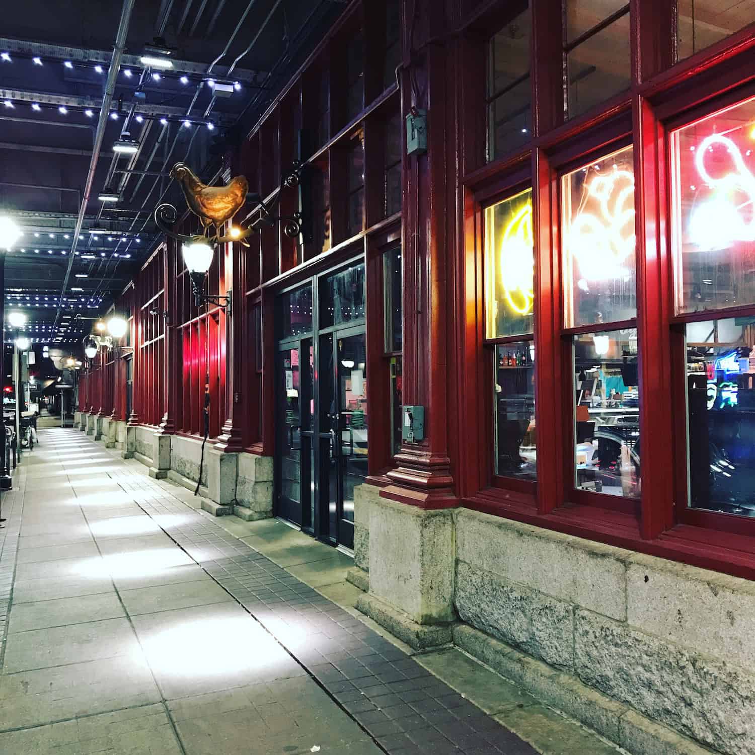 Façade nocturne de Reading Terminal Market, Philadelphia, mai 2017.