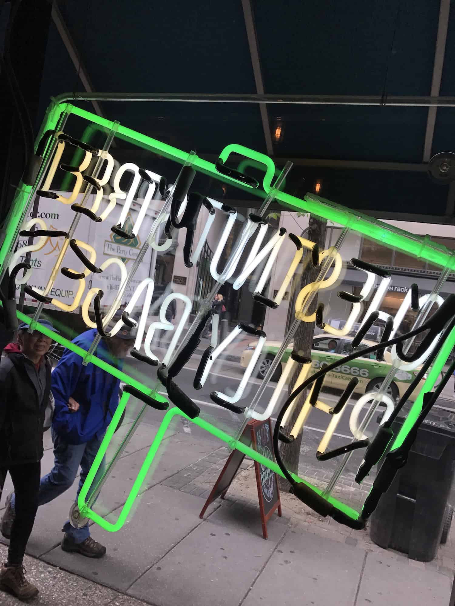 Néon en miroir, bar Philadelphia, promenade nocturne mai 2017.
