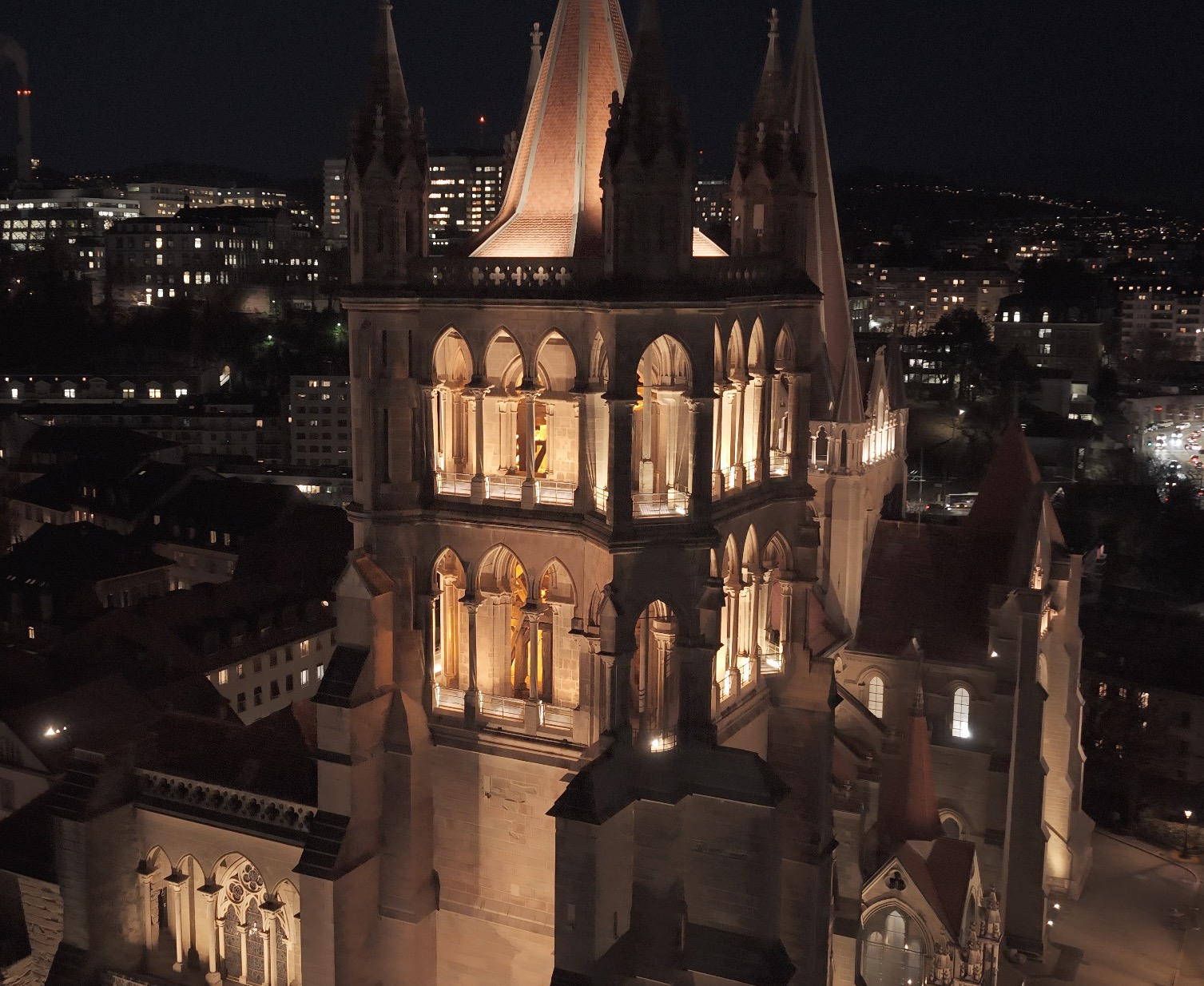 Beffroi de la Cathédrale de Lausanne vu par drone, volumes gothiques révélés par l'ombre, L'Acte Lumière.