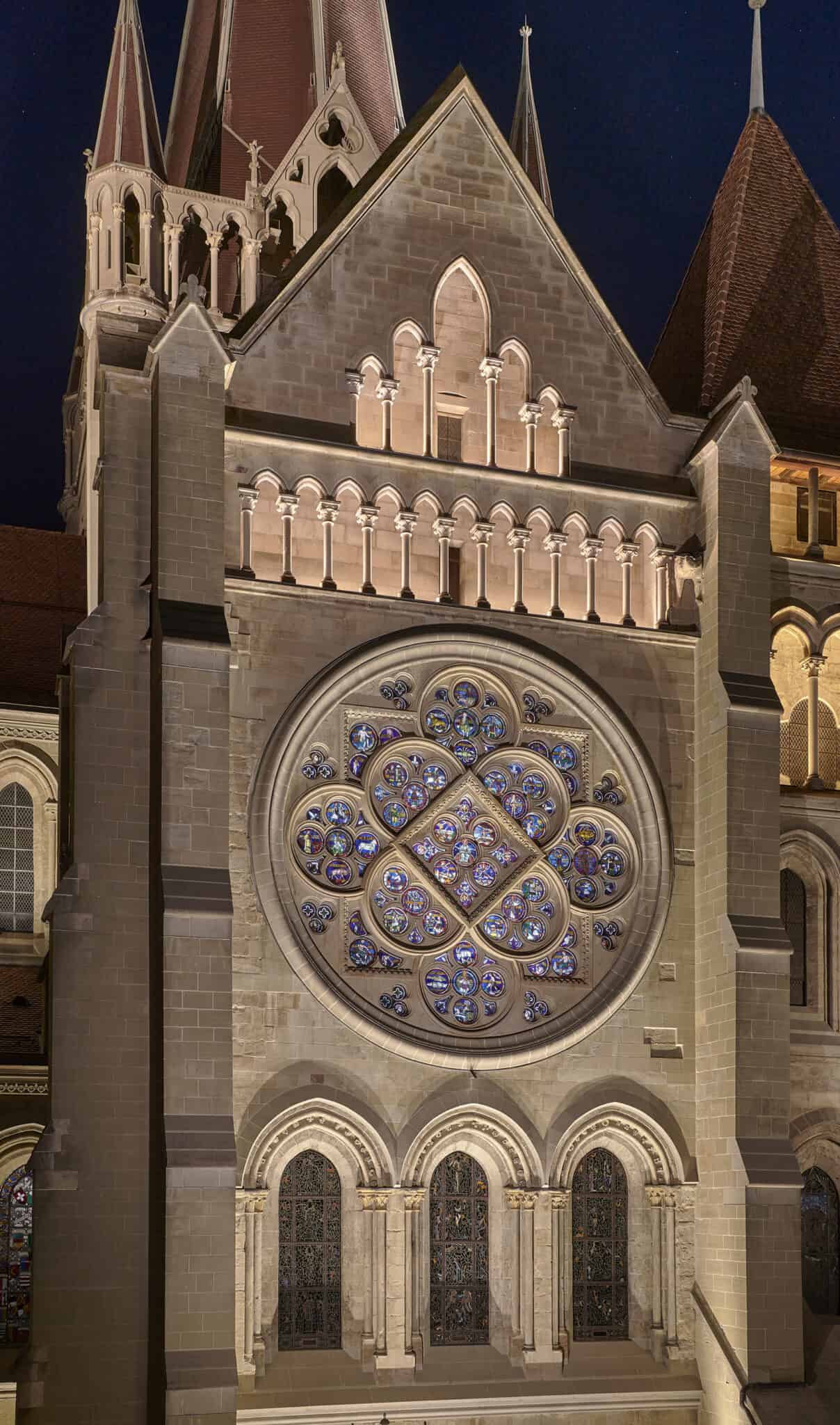 Grande Rose de la Cathédrale de Lausanne, lumière chaude sur la polychromie du portail, Jean-Yves Soetinck