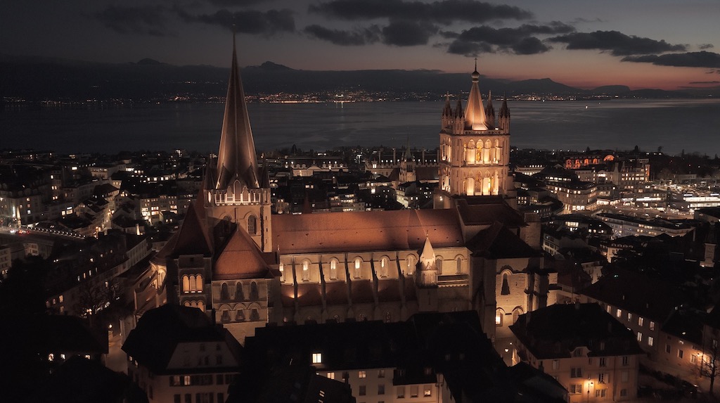 Vues drone de la mise en lumière de la Cathédrale de Lausanne