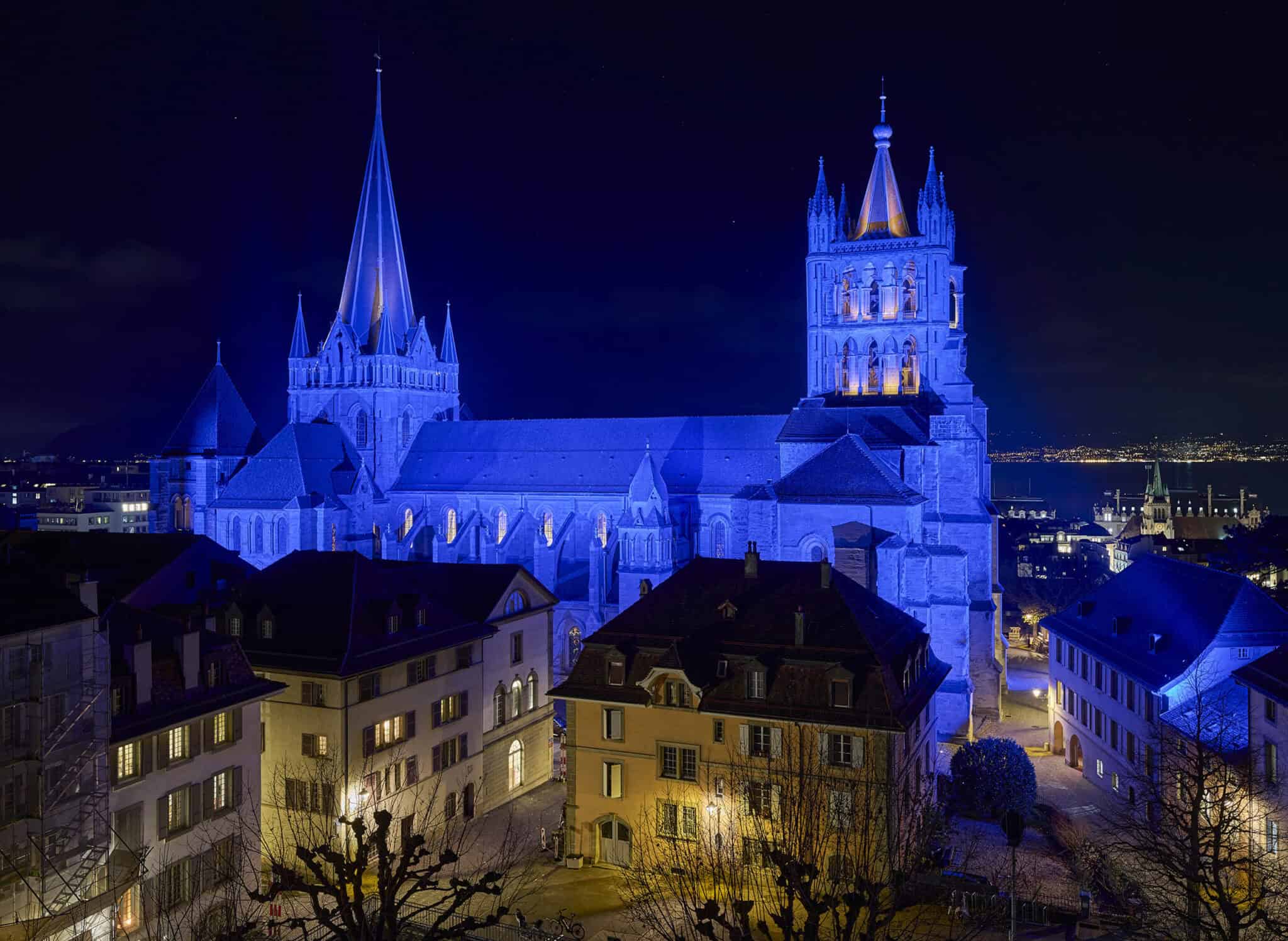 Cathédrale de Lausanne en scénario festif, lumière bleue sur la façade nord, Jean-Yves Soetinck concepteur lumière.