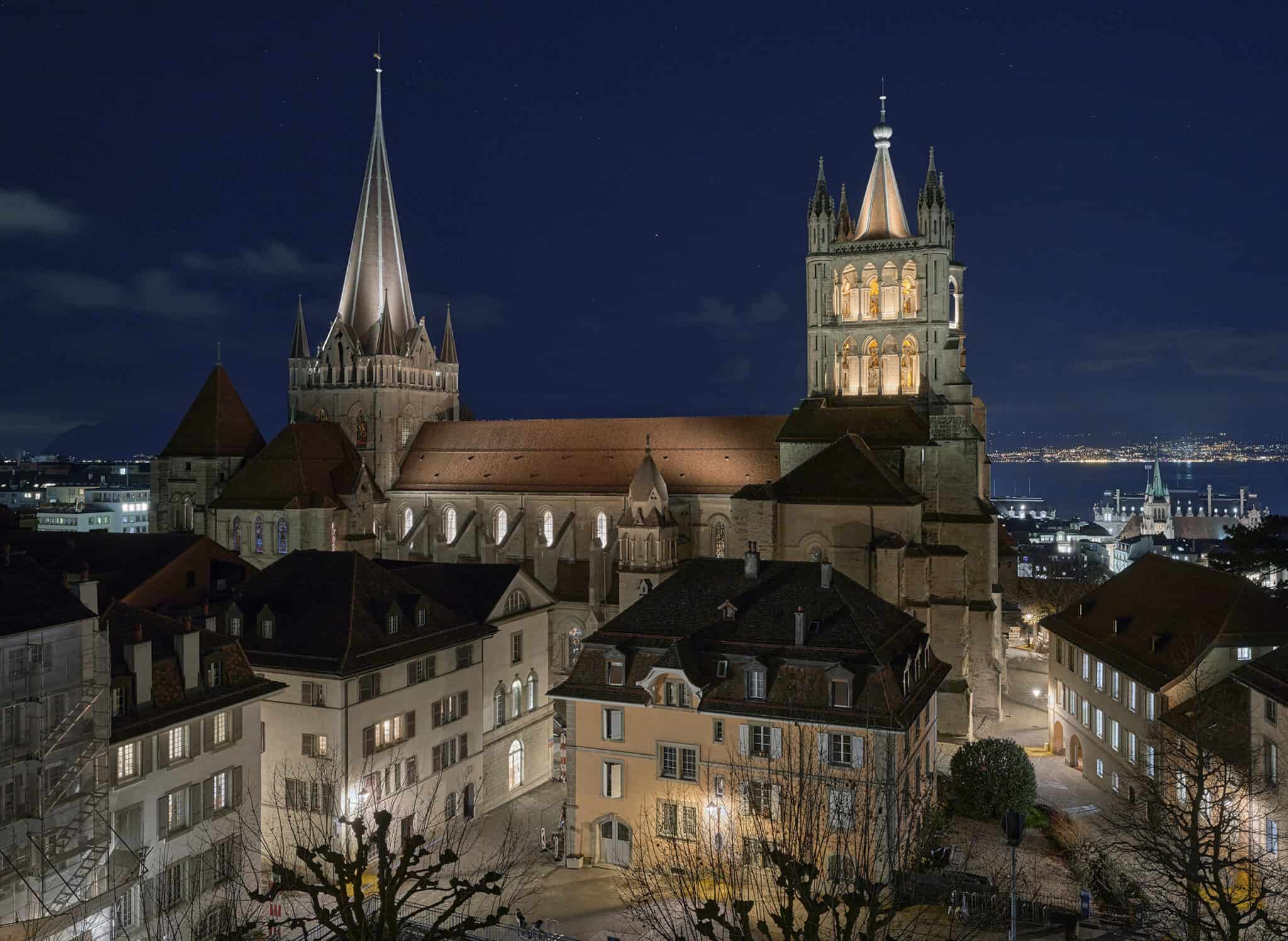 Cathédrale de Lausanne, scénario liturgique, lumière extérieure éteinte, vitraux et Grande Rose illuminés de l'intérieur.