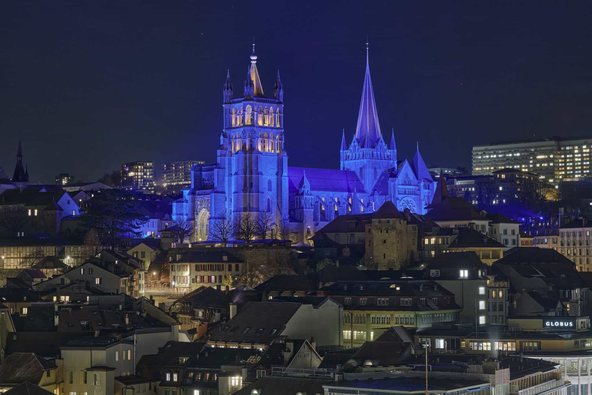 Cathédrale de Lausanne depuis le sud en scénario festif, lumière colorée, conception L'Acte Lumière