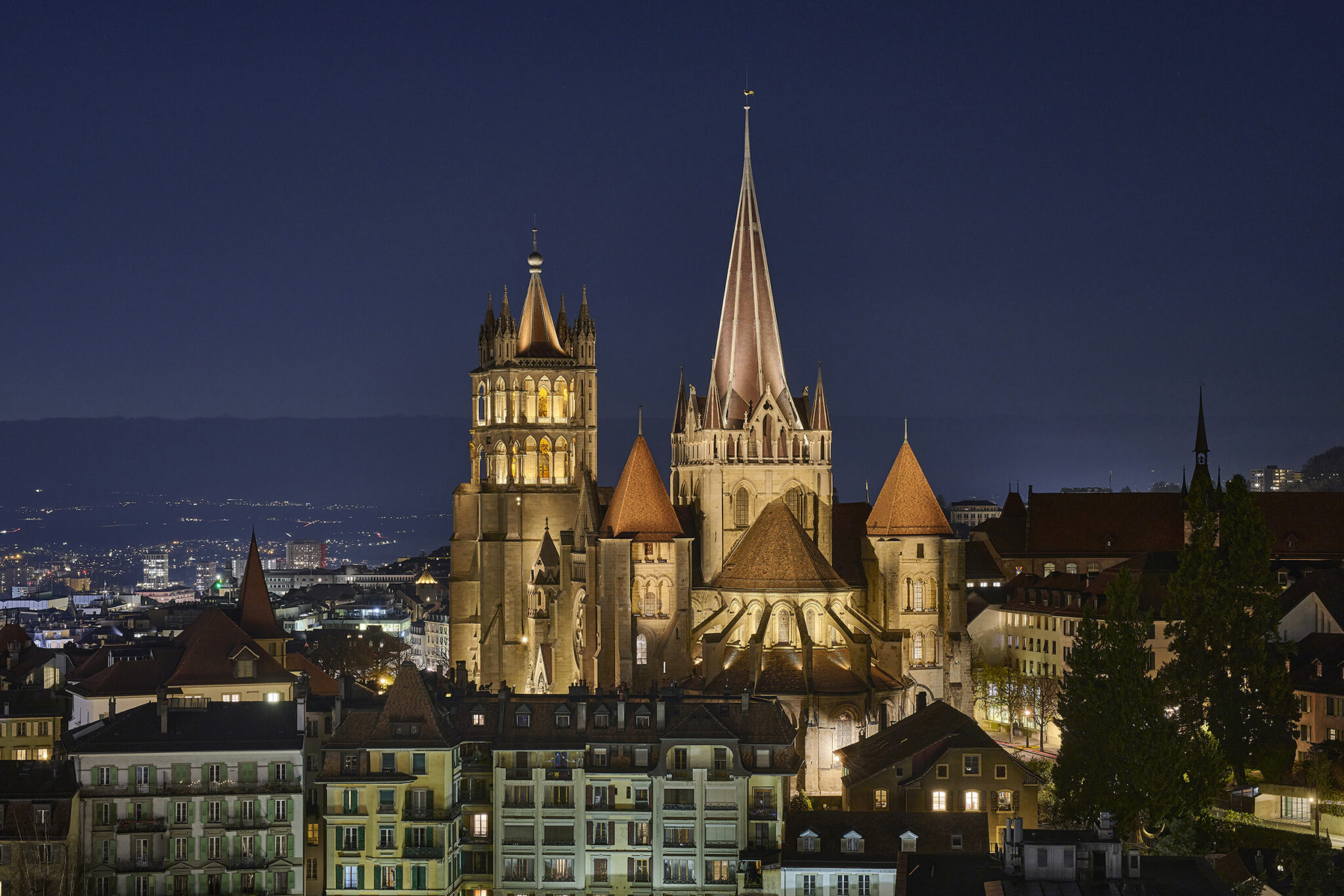 Cathédrale de Lausanne en état réduit hivernal H3, modulation nocturne programmée, conception L'Acte Lumière.