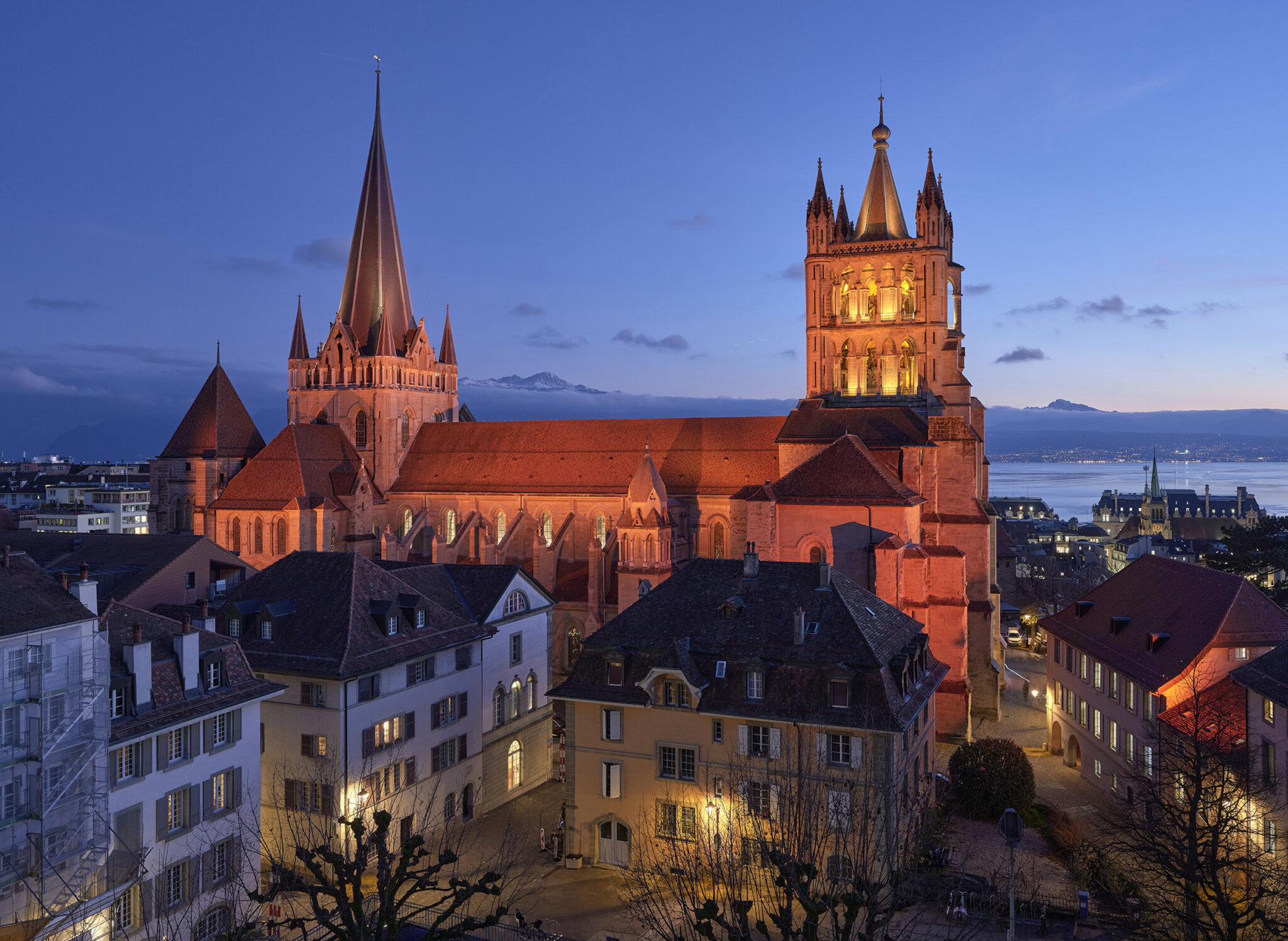 Cathédrale de Lausanne, façade nord au crépuscule, voile ambré scénario été E1, conception L'Acte Lumière.