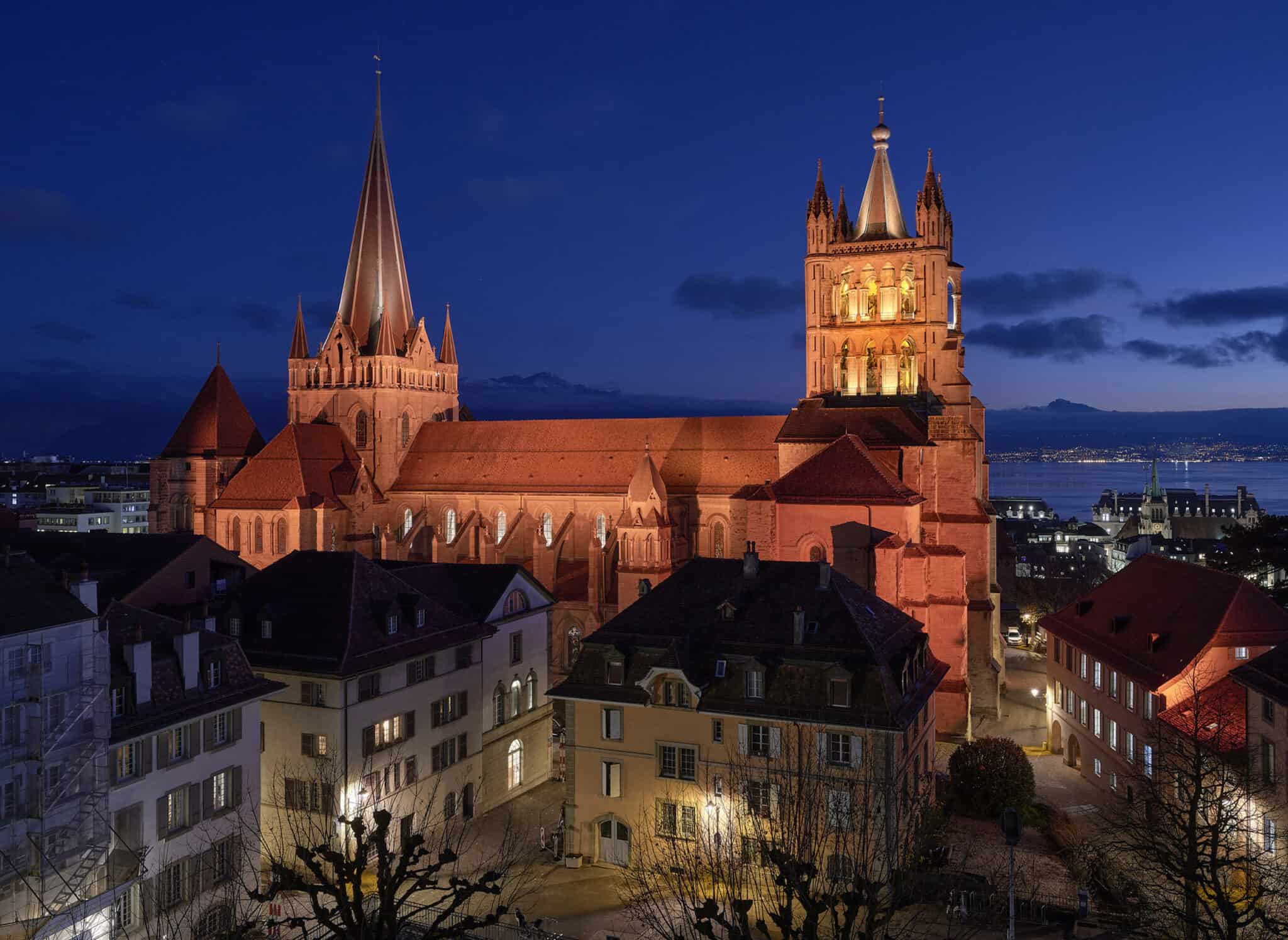 Façade nord de la Cathédrale de Lausanne, voile ambré scénario hiver H1, concepteur lumière Jean-Yves Soetinck.
