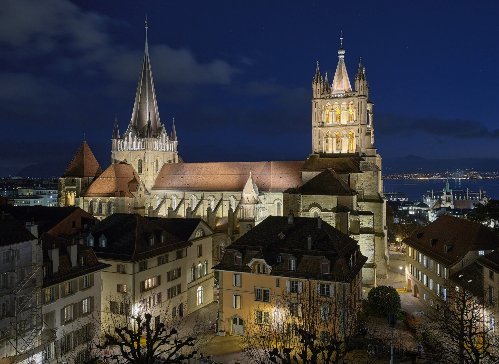 Façade nord de la Cathédrale de Lausanne en plein feu hivernal H2, 2700 K sur la molasse, L'Acte Lumière
